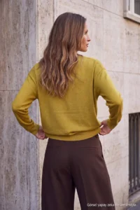 TRENDYOLMİLLA Wardrobe Essentials Oil Green Deep V-neck Basic Knitwear Sweater - Image 4