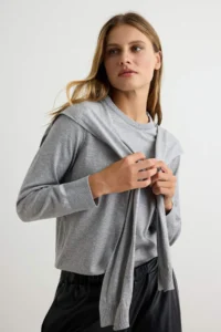 TRENDYOLMİLLA Gray Crew Neck removable Shawl Detailed Knitwear Sweater - Image 3