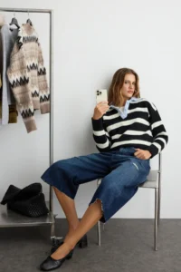 TRENDYOLMİLLA Black Wide Pattern Soft textured Knitwear Sweater