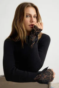 TRENDYOLMİLLA Black Premium Thread/Special Thread Sleeve Tip Lace Knitwear Sweater