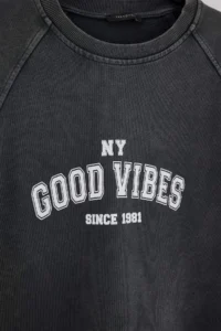 TRENDYOLMİLLA Anthracite Slogan Printed Oversized/Wide Cut Raglan Sleeve Knitting Sweatshirt - Image 2
