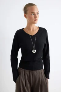 TRENDYOLMİLLA Black 100% Cotton Regular Pattern Sewing Detailed V-neck Bat Arm Knitting T-Shirt - Image 2