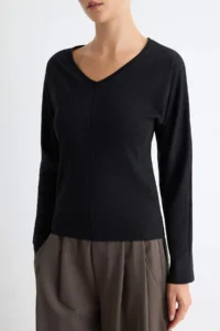TRENDYOLMİLLA Black 100% Cotton Regular Pattern Sewing Detailed V-neck Bat Arm Knitting T-Shirt - Image 3