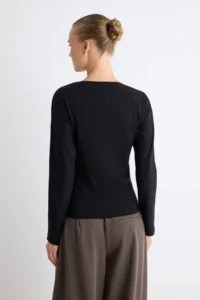TRENDYOLMİLLA Black 100% Cotton Regular Pattern Sewing Detailed V-neck Bat Arm Knitting T-Shirt - Image 4