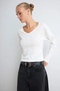 TRENDYOLMİLLA Ecru 100% Cotton Regular Pattern Sewing Detailed V-neck Bat Arm Knitting T-Shirt