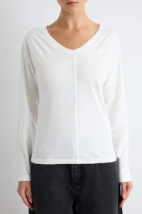 TRENDYOLMİLLA Ecru 100% Cotton Regular Pattern Sewing Detailed V-neck Bat Arm Knitting T-Shirt - Image 3