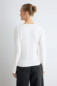 TRENDYOLMİLLA Ecru 100% Cotton Regular Pattern Sewing Detailed V-neck Bat Arm Knitting T-Shirt - Image 4