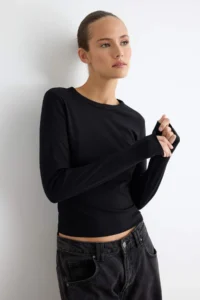TRENDYOLMİLLA Black Cotton Crew Neck Fitteed Flexible Knitting T-Shirt