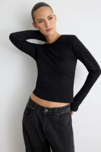 TRENDYOLMİLLA Black Cotton Crew Neck Fitteed Flexible Knitting T-Shirt - Image 2