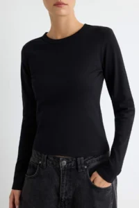 TRENDYOLMİLLA Black Cotton Crew Neck Fitteed Flexible Knitting T-Shirt - Image 3