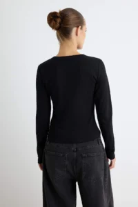 TRENDYOLMİLLA Black Cotton Crew Neck Fitteed Flexible Knitting T-Shirt - Image 4