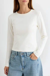 TRENDYOLMİLLA Ecru Cotton Crew Neck Fitteed Flexible Knitting T-Shirt - Image 3