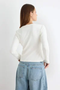 TRENDYOLMİLLA Ecru Cotton Crew Neck Fitteed Flexible Knitting T-Shirt - Image 4