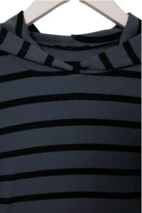 TRENDYOLMİLLA Black Striped Fitted Hooded Crop Viscose Flexible Knitting T-Shirt - Image 5