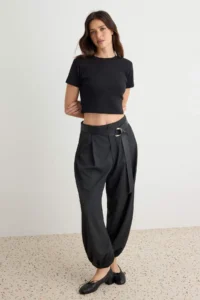 TRENDYOLMİLLA Black Plain Fitted Crop Knitting T-Shirt - Image 2