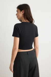 TRENDYOLMİLLA Black Plain Fitted Crop Knitting T-Shirt - Image 4