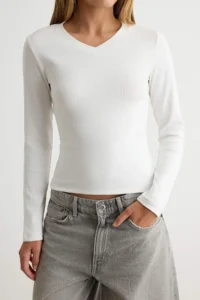 TRENDYOLMİLLA Ecru Fitted V-neck Cotton Flexible Knitting T-Shirt - Image 3