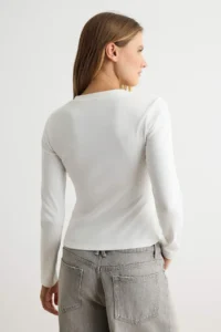 TRENDYOLMİLLA Ecru Fitted V-neck Cotton Flexible Knitting T-Shirt - Image 4