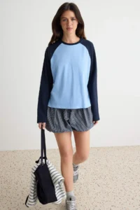 TRENDYOLMİLLA Light BLUE NAVY BLUE 100% Cotton Color Bloklu Oversized Beyzbol Raglan Sleeve Knitting T-Shirt - Image 2