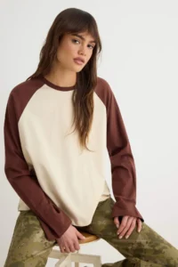 TRENDYOLMİLLA Mink Brown 100% Cotton Color Bloklu Oversized Beyzbol Raglan Sleeve Knitting T-Shirt - Image 2