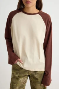 TRENDYOLMİLLA Mink Brown 100% Cotton Color Bloklu Oversized Beyzbol Raglan Sleeve Knitting T-Shirt - Image 3