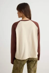 TRENDYOLMİLLA Mink Brown 100% Cotton Color Bloklu Oversized Beyzbol Raglan Sleeve Knitting T-Shirt - Image 4