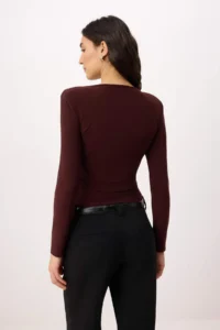 TRENDYOLMİLLA Brown Fitted Asymmetric Collar Long Sleeve Flexible Knitting Blouse - Image 4
