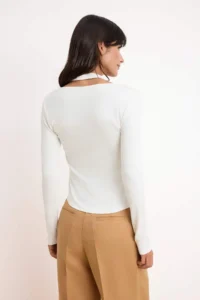 TRENDYOLMİLLA Ecru Fitted V-neck Long Sleeve Soft Knitting Blouse - Image 4