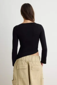 TRENDYOLMİLLA Black Plain Fitted Boat Neck Sleeveless Premium Soft Knitting Blouse - Image 4