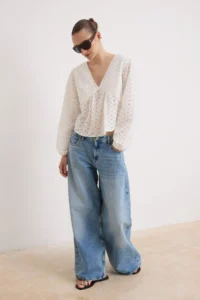 TRENDYOLMİLLA WHITE V-neck embroidery Weaving Blouse