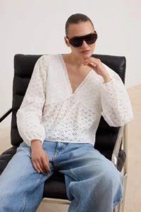 TRENDYOLMİLLA WHITE V-neck embroidery Weaving Blouse - Image 2