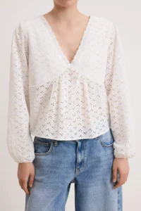 TRENDYOLMİLLA WHITE V-neck embroidery Weaving Blouse - Image 3