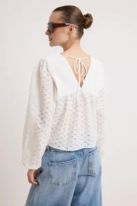 TRENDYOLMİLLA WHITE V-neck embroidery Weaving Blouse - Image 4