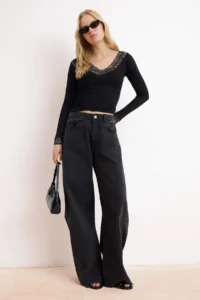 TRENDYOLMİLLA Black Fitted V-neck Lace Detailed Soft Knitting Blouse - Image 2