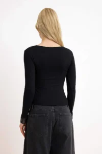 TRENDYOLMİLLA Black Fitted V-neck Lace Detailed Soft Knitting Blouse - Image 4