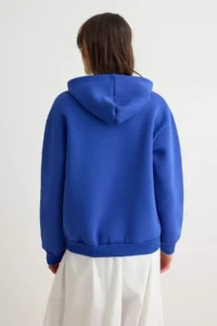 TRENDYOLMİLLA Saks BLUE Thick Slogan Standard Pattern Hooded Knitting Sweatshirt - Image 4