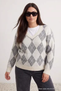 Trendyol Curve Ecru Baklava Patterned Soft textured V-neck Knitwear Sweater - Image 3