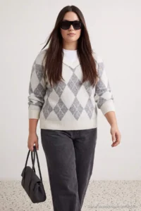 Trendyol Curve Ecru Baklava Patterned Soft textured V-neck Knitwear Sweater - Image 4