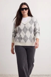 Trendyol Curve Ecru Baklava Patterned Soft textured V-neck Knitwear Sweater - Image 5