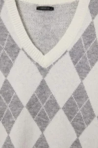 Trendyol Curve Ecru Baklava Patterned Soft textured V-neck Knitwear Sweater - Image 8