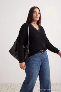 Trendyol Curve Black Oversized Lace Detailed V-Neck Sweater - Image 2