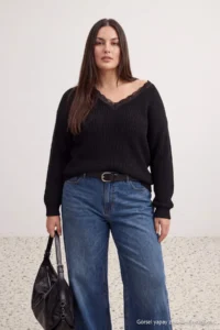 Trendyol Curve Black Oversized Lace Detailed V-Neck Sweater - Image 3