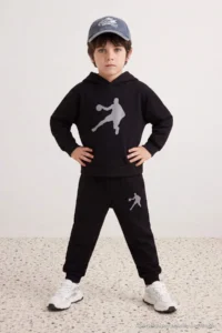 TRENDYOLMİLLA KIDS Black Thick Hooded Thick Boys' Sweatshirt and Tracksuit Bottom with Fleece Inside - Image 2