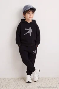 TRENDYOLMİLLA KIDS Black Thick Hooded Thick Boys' Sweatshirt and Tracksuit Bottom with Fleece Inside - Image 3
