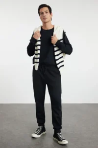 TRENDYOLMİLLA MEN Black Regular/Normal Cut Fleece/Warm Sweatpants - Image 3