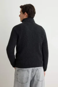 TRENDYOLMİLLA MEN DARK anthracite Regular Fit Woolly Zippered Turtleneck Knitwear Sweater - Image 4