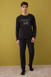 TRENDYOLMİLLA MEN Black Regular Fit Game Printed Knitting Pajama Set - Image 2