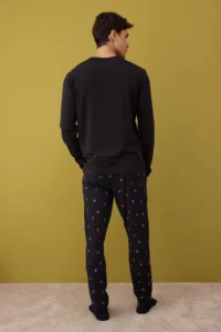 TRENDYOLMİLLA MEN Black Regular Fit Game Printed Knitting Pajama Set - Image 4