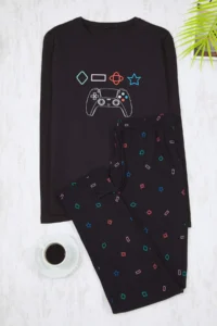 TRENDYOLMİLLA MEN Black Regular Fit Game Printed Knitting Pajama Set - Image 6