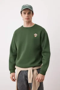 TRENDYOLMİLLA MEN Khaki Crew Neck Oversized/Wide Cut Dog Embroidery Sweatshirt with Fleece Inside - Image 2